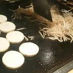 Okonomiyaki Ponkichi - もやし炒め作成中