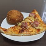 粉とクリーム - 惣菜パソはカレーかウインナーにかぎる。窯焼きピザ（ベーコソ）とともに。自宅にて