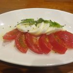ほーみー - 続いて水牛モッツァレラのカプレーゼ690円を注文。