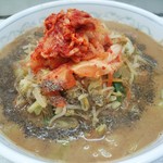 中華料理 ひろや - 味噌ラーメン　キムチと黒胡椒　大量投入！