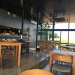 Restaurant L LOTA - 店内は段差があり、窓からの風景が楽しめます。