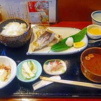 魚めし 竹亭 - 焼魚定食 1000円
                盛りだくさんです(^-^)