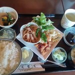 みどりの森のカフェ もくもく - こちらが日替わりランチ。お盆の上は一杯に。