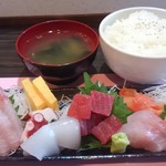 Otodoke Zushi Usagi - まんぷく刺身定食 １０５０円(税込)   今日は間八、鮪、赤貝、烏賊、鮃、蛸、炙りサーモン、玉子焼の８種類だったと思われます。お味噌汁には海老の香り。