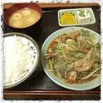 十八番 - お昼のスタミナ肉ニラ炒め定食。¥800。