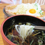 mantokura-men - つけダレは、ラーメン用のもとダレを若干改良したような醤油味のおつゆです。
      麺も細いし、本当にソーメン感覚で頂くざるラーメンでした。
      