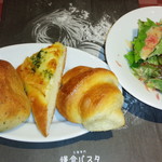 Kamakura Pasuta - パンと本日のサラダ