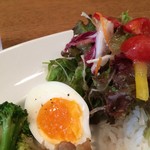 カフェクッカ - 野菜サラダ、半熟のゆで卵が半分付きます(2016.8.23)
