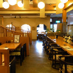 Yuukiya - 広くて落ち着いた空間でごゆっくり食事を御堪能ください。