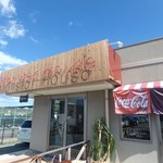 AMERICANDINER MONSTERHOUSE - 青空がよく似合う店舗