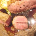 ラチュレ - 鴨胸肉のロースト　切ったところ。