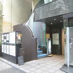 ラチュレ - 左手前の階段が入口。