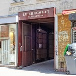 Le Chocolat Alain Ducasse - 道路から奥に入ります。