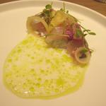 ラチュレ - アジとモモのマリネ　バターミルクとバジルソース