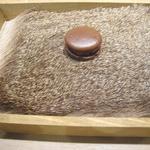 ラチュレ - 鹿の血とブーダン・ノワールのマカロン