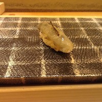鮨　日本橋　鰤門 - 海老の昆布締め。塩昆布が乗るようになりました
                