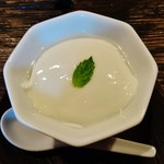 今日も、濃厚、クリーミー、豆腐の絹ごしのように 滑らかな味わいだった杏仁豆腐～♪(^o^)丿