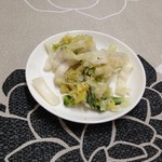 ホワイト餃子 岐阜店 - サービスのお漬物