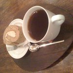 パーラーコフク - コーヒーロールケーキとコーヒー