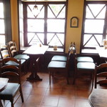 コーヒーレストラン ドルフ - 室内の客席