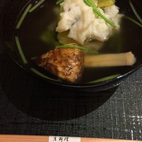 京料理 たか木 - お椀： 鱧のしんじょう、松茸と三つ葉添え