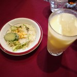 インドレストラン＆バー ムナル - サラダ＆マンゴーラッシー。