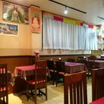 インドレストラン＆バー ムナル - エンジ色のテーブルクロスがいい雰囲気。