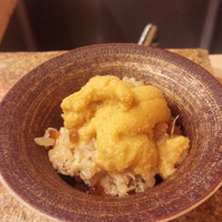 鮨 まるふく - キタムラサキウニ（その産地にて獲れる漁師が厳しく限定されている超プレミアもの）、いくら、毛ガニのせご飯