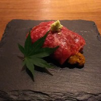 くずし鉄板 あばぐら 神田店 - 黒毛和牛の雲丹巻き。本日は紫雲丹でした。