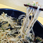 備忠 - ぶっかけ950円
      （大根つま／小ねぎ／削り節／天かす／京甘味噌／揚げ蕎麦の実／海苔）