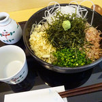 備忠 - ぶっかけ950円
      （大根つま／小ねぎ／削り節／天かす／京甘味噌／揚げ蕎麦の実／海苔）