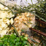 備忠 - ぶっかけ950円
      （大根つま／小ねぎ／削り節／天かす／京甘味噌／揚げ蕎麦の実／海苔）