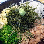 備忠 - ぶっかけ950円
      （大根つま／小ねぎ／削り節／天かす／京甘味噌／揚げ蕎麦の実／海苔）