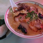 よっか堂 - ラーメン 450円 おにぎり130円 
玉名ラーメン好きならいちどは試すべきラーメン