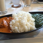 Spice & Curry Ramro - ランチのカレーライスセット980円
            トマトチキンとほうれん草ポーク
            (大盛無料)