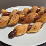 粉とクリーム - ぐるぐるウインナーを食べやすい長さで切断。  自宅にて