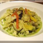 パステリアサポーレ - ローストチキンとナス、パプリカのジェノベーゼ　フェットチーネ　カレー風味：8月のおすすめ