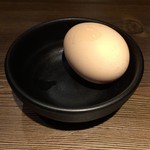 らあめん 広 - 汁なしタンタン麺に付いてくる温泉卵