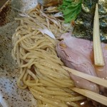 進化驀進 - 麺は中太平打ち麺。