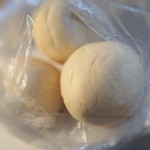 ザ・ミルクショップ - 丸パン３つで170円