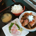 JIVA食堂 - カンパチ刺身と金目の煮付け定食1000円。
カンパチがとろける旨さ(*n´ω`n*)