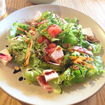 ファーム トゥー ユー - 健味鶏の自家製ハムとグレープフルーツと鎌倉野菜のサラダ／1200円
