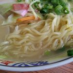 ゆうき - スープは仕込みじゃないと思うけどあっさり優しい味わいの中にたっぷり野菜の旨みが溶け出していて胡麻油の風味を溶き卵が優しく包みこんでいます！
      チャンポン用の麺ではなく中細の中華麺を使用。