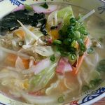 ゆうき - チャンポンの具はハム、蒲鉾.、わかめ、玉ねぎ、キャベツ、人参、もやし、青ねぎ、ピーマンと超具沢山！