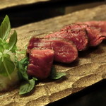 にくの匠 三芳 - イチボのタタキ