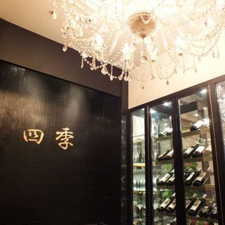 清潔感のある白を基調としたヨーロピアンクラシカル調の店内