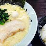 横浜家系ラーメン 魂心家 - 醤油ラーメン