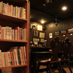 ランプ - 店内には谷川俊太郎氏セレクトの本も並ぶ。