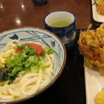 丸亀製麺 - 明太子うどんも美味。ほぼ天ぷらなどに惑わされています。
            