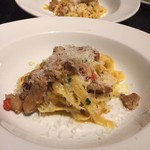 仔牛肩肉とパプリカのラグーソースのパスタ（手打ちタリアテッレ）